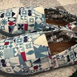 TOMS/ Disney-It’s a Small World Limited Edition /YouthSize 1.5 Slip-On shoes